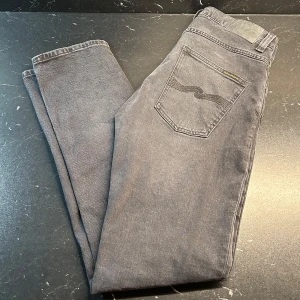 Nudie jeans  - Tja säljer nu dessa feta nudie jeans i modellen Grim Tim vilket är en lite mer slimmad modell. Jeansen är i storlek 31/32 men sitter mer som 30/32. Jeansen är köpta på Åhléns och är använda en gång. Köpa för 1599kr och nu säljer jag dem för 999kr. Bara att höra av sig vid eventuella frågor eller funderingar🙌🏻
