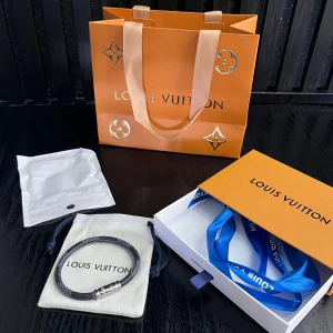 Lv armband  - Sprillans nytt armband! Riktig go investering! Finns endast i storlek 19✔️Allt på bilden medföljs vid köp✔️Vid minsta fundering kontakta oss✔️