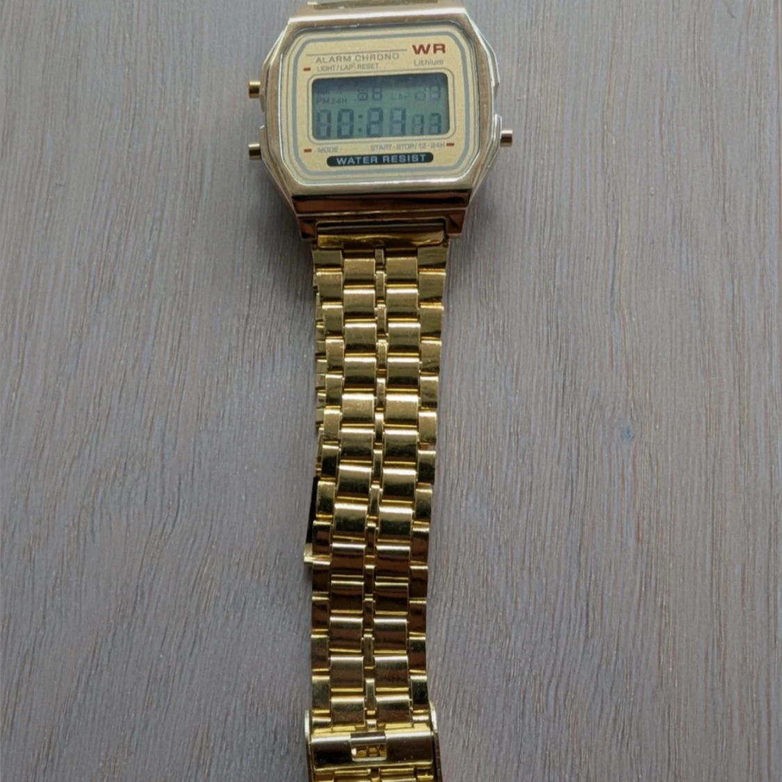 Digital guldfärgad retro-klocka - 2