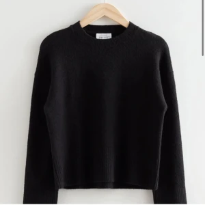 Svart stickad tröja från & Other Stories - En svart stickad tröja från & Other Stories❤️❤️❤️