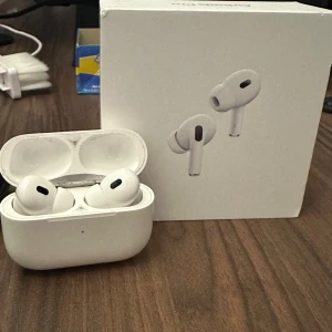 AirPods Pro 2 - (ÄKTA) Apple AirPods 2 Pro i mycket fint skick, komplett med originalförpackning. inköpta från Netonnet för runt 6 månader sedan, Säljer då jag vill köpa dem nya airpod 3 pro kan diskutera pris vid snabb affär
