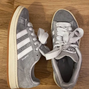Grå adidas campus 00s - Bra skick. Storlek 39,5. Skriv för mer info/frågor om det behövs🤍☺️ Kommer tvätta de innan paketering såklart!