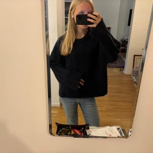 Mörkblå oversized stickad tröja - Så mysig och snygg mörkblå stickad tröja i oversized passform. 