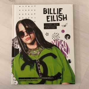Billie Eilish bok : Livet och musiken - Upptäck historien om Billie Eilish – en av musikvärldens största popstjärnor! Fylld med bilder, citat och spännande fakta om hennes liv, stil och kreativa resa. Perfekt för dig som vill veta allt om en av vår generations mest hyllade artister.