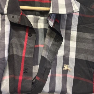 Burberry Skjorta - 9/10 skick                                                              Ny pris 3000-4000kr