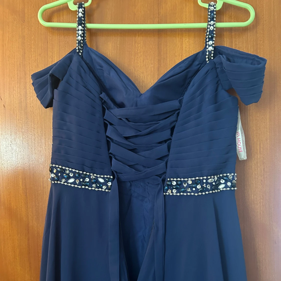 Marinblå långklänning med pärldetaljer - 1