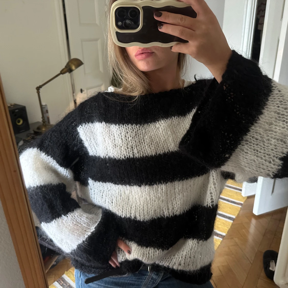 Randig stickad tröja i svart och vitt - 1