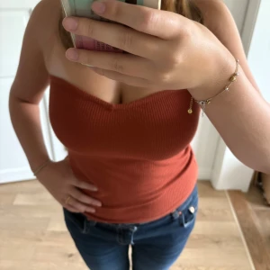  ribbad tubtopp - Säljer en snygg ribbad tubtopp. Toppen är tight och har en smickrande v-ringning framtill. Perfekt för sommar men också för lager på lager outfits nu på hösten!