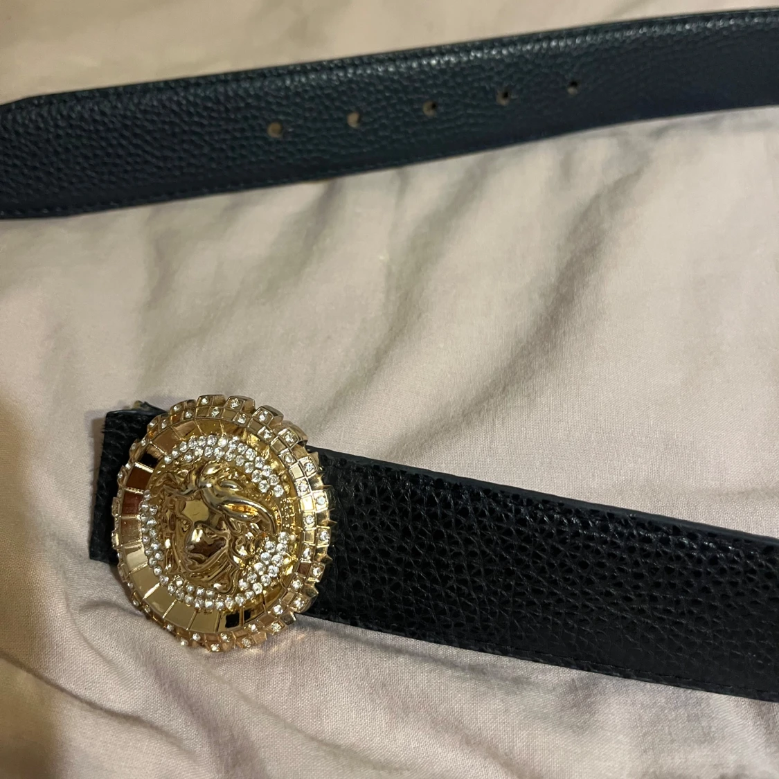  svart skärp med Medusa-spänne - 2