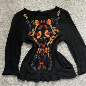 Superfin och skön mönstrad top - Superfin och skön mönstrad top. Inga fläckar eller håll på plagget. 