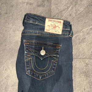 True Religion Joey Low Rise Flare!! - Mörkblå jeans från True Religion, modell Joey Low Rise Flare, Lågmidjad i strl 26 super snygga!!❣️
