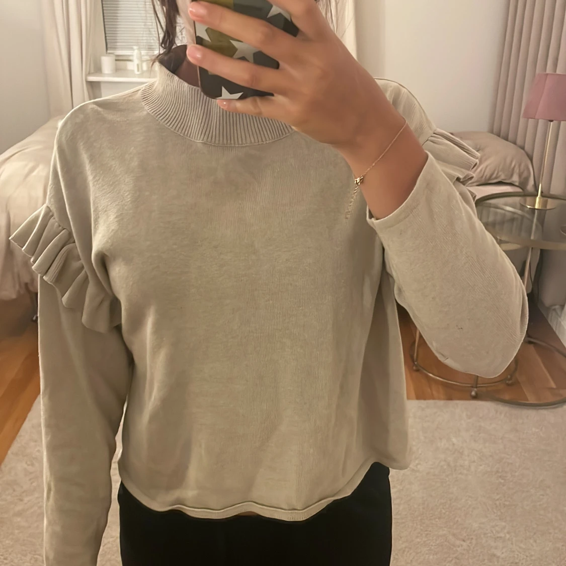 Beige stickad tröja med volangdetalj