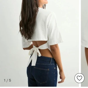 Vit croppad topp med knyt i ryggen - Säljer en vit croppad topp med korta ärmar och snygg knytning i ryggen. Toppen har rund halsringning. Säljer för den inte passar mig i storleken. Fråga om du undrar något❤️(Köpt för 250kr)