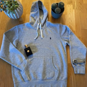 Grå hoodie från Ralph Lauren - Tjenare! Säljer en fin Ralph Lauren hoodie i färgen grå. Står L på lappen i nacken men skulle säga att det är M. Jag brukar själv använda M och denna passar mig 180cm väldigt bra, bara att skriva om någon vill ha bild, mått eller bara någon fråga!😊