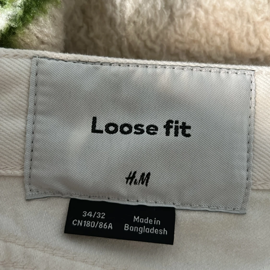 Vita loose fit jeans från H&M - 1