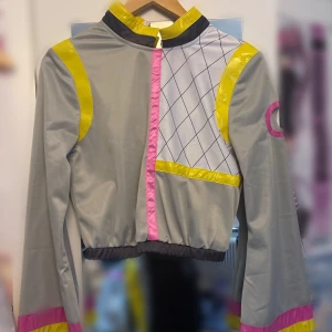 Rina Tennoji Tsunagaru Connect Cosplay - Used about 3-4 times, in great condition, the only the bad thing is that the cat faces on the shorts peel off on the whiskers.. but its probably fixable if u iron or steam it or something like that.. Bought originally for around 1000SEK. Comes with the shorts, shirt, ”leg warmers”, just missing the little black arm-band thingy. Only selling cause I dont use it anymore. I also wouldn’t recommend getting it if ur considered tall cause the shirt will most likely be too short. 