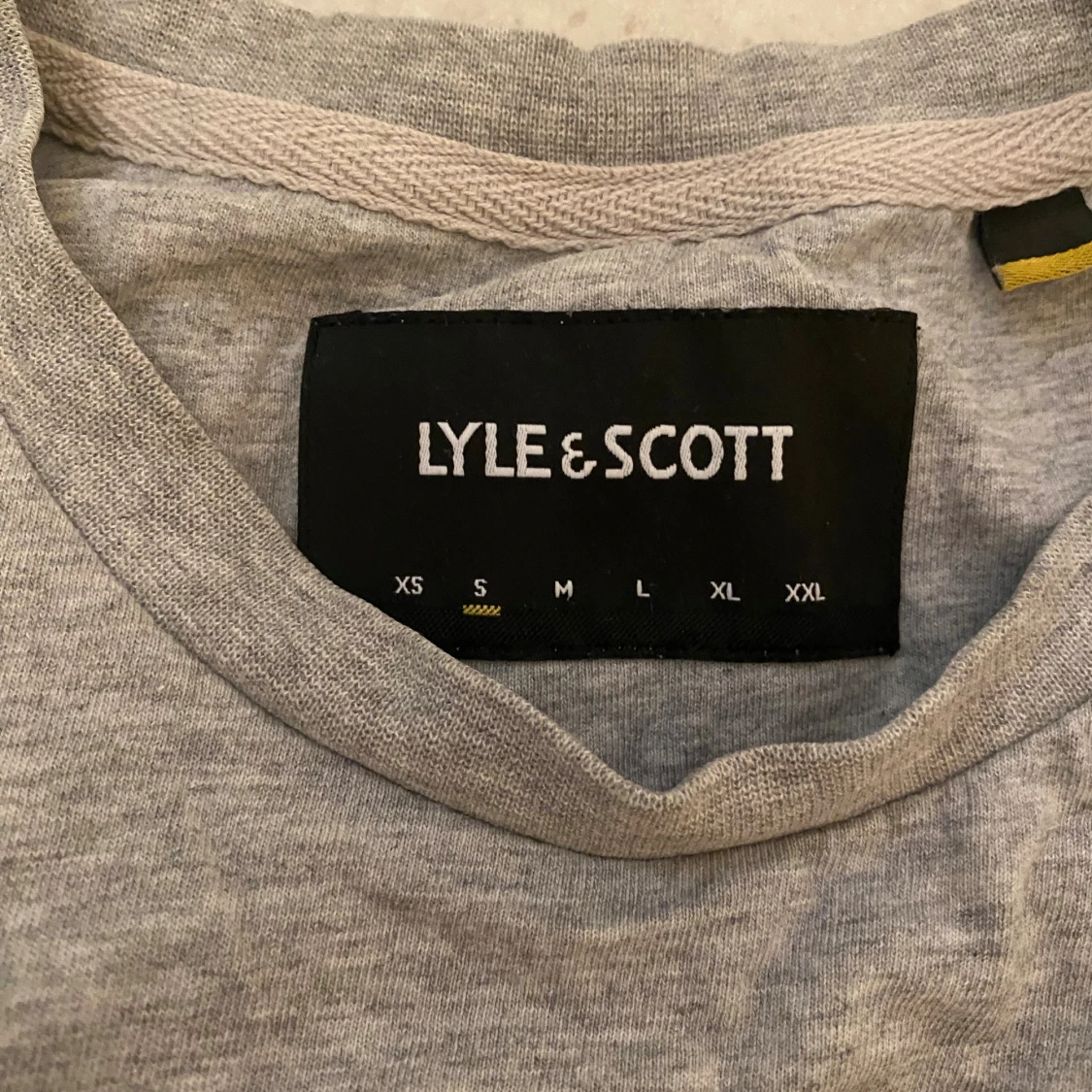 Grå t-shirt från Lyle & Scott - 1