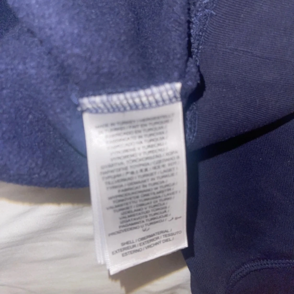 Mörkblå hoodie från GANT  - 2