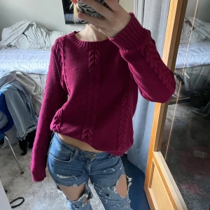 Vinröd stickad tröja från Crocker XS - Mysig vinröd stickad tröja från Crocker i storlek XS. Tröjan har flätstickade detaljer framtill och på ärmarna. Storlek xs men passar även s