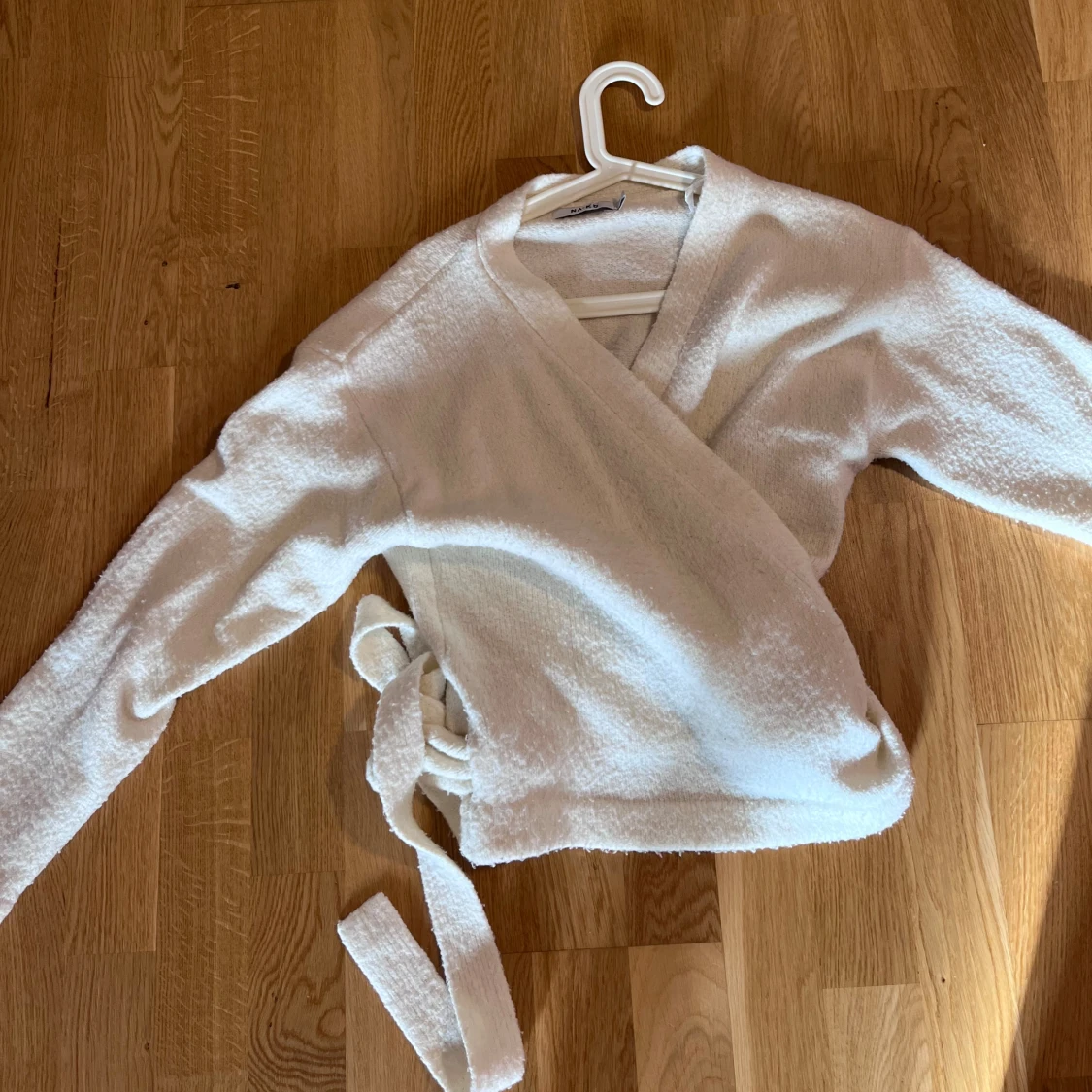 Vit stickad omlottkofta från NA-KD - 1