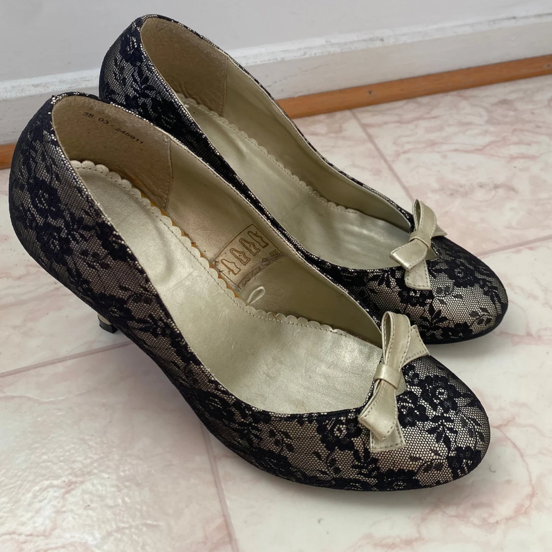 Svarta spetsklädda pumps med rosett - 4