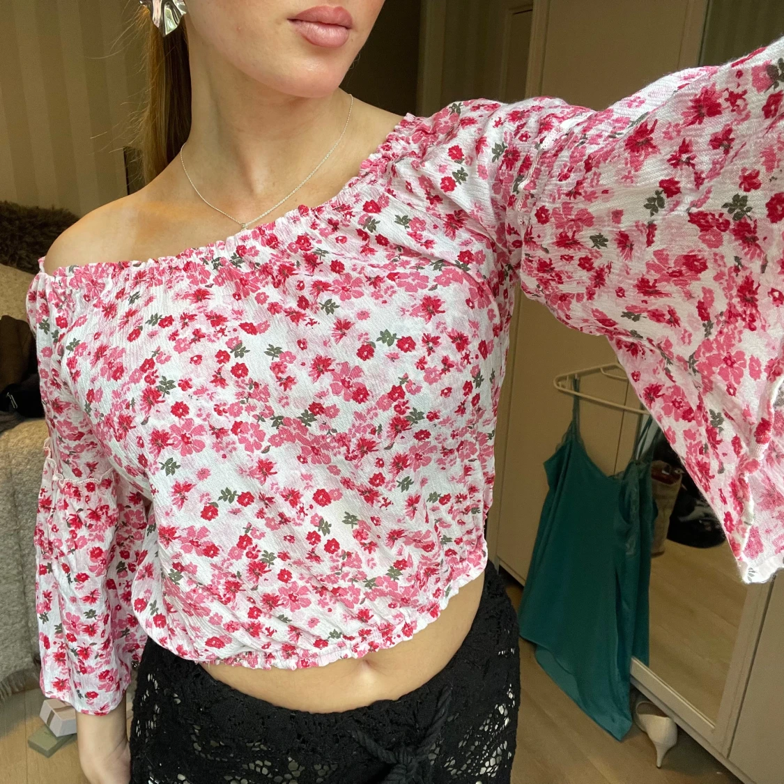 Offshoulder blommig topp i rosa och vitt - 1