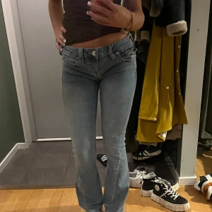True religion jeans - Säljer min ljusblå true religion low waist, men vita sömmar i storlek 26, inte använt många gånger  