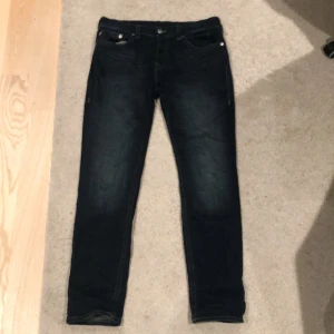 True religion Rocco relaxed skinny - Tja! Jag säljer mina äkta true religion byxor som jag köpte av min kusin. Qr koden funkar! Den är storlek 36 i midja men bälte funkar perfekt om man gillar baggy byxor. Själv är jag 185 och passar bra med bälte! Helt nya kostar runt 1800kr men säljer de för 800kr men priset är inte hugget i sten! Skriv om ni undrar något! Mvh FHLN_SHOP!
