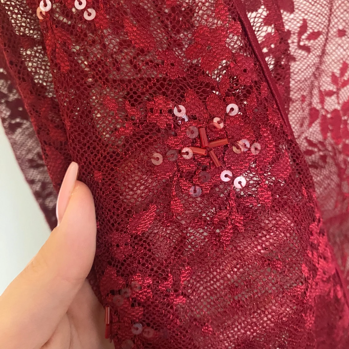 Vinröd spetsblus med paljetter  - 2