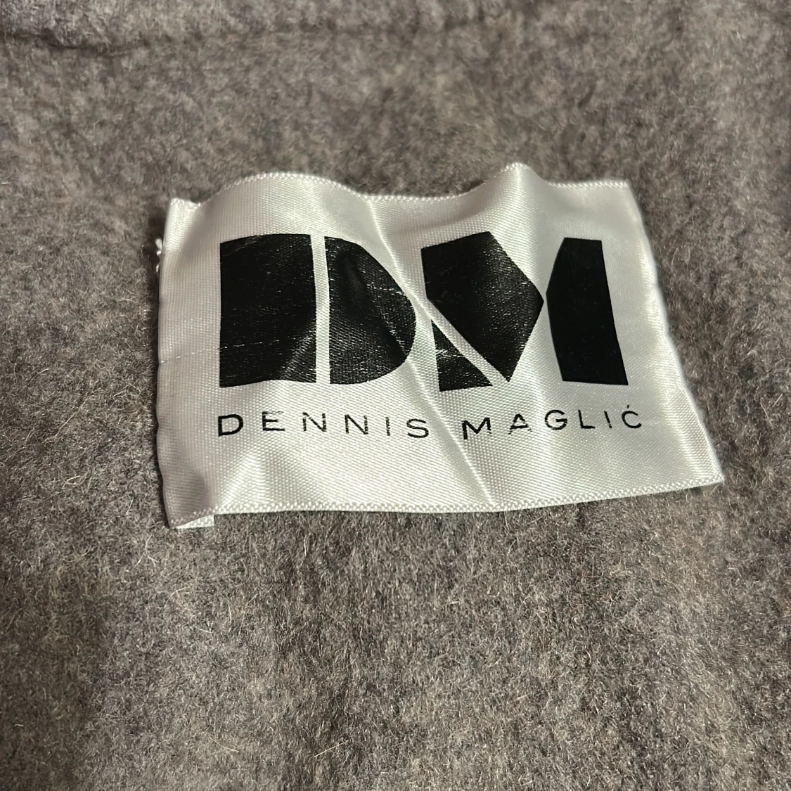 Grå kappa med fuskpäls från Dennis Maglic - 1