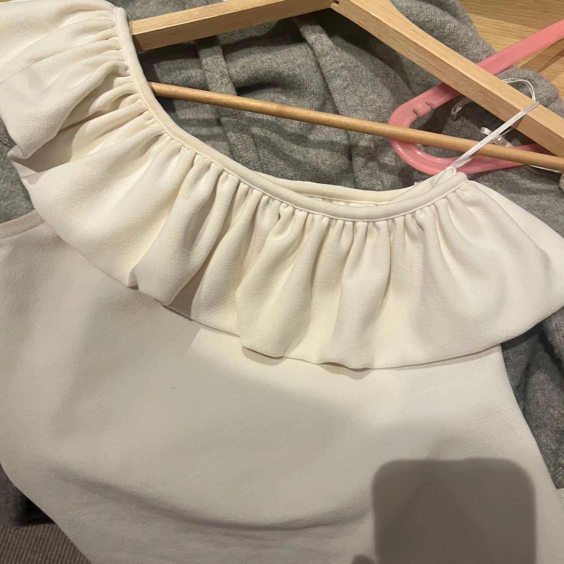 Vit offshoulder topp med volang H&M XS - 1