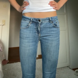 Blå bootcut jeans från Zara🩷 - Säljer ett par superfina blå bootcut jeans💘 från Zara. Jeansen har låg midja och tillverkade i mjukt denimtyg som sitter skönt❣️