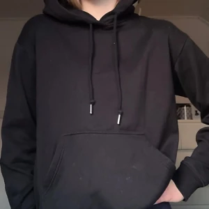 Svart hoodie med huva  - Svart hoodie, använd.