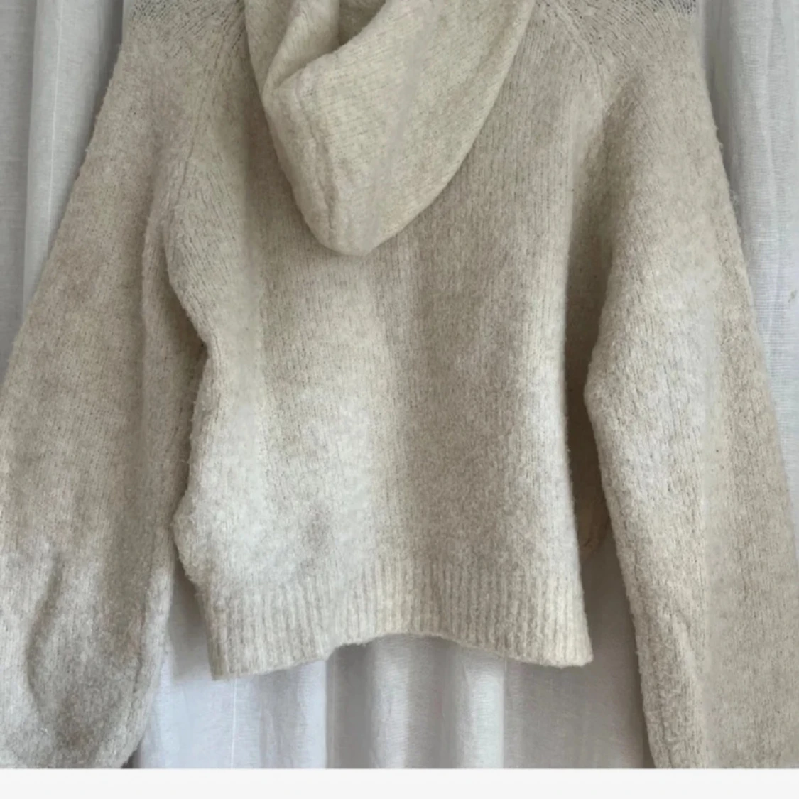 Beige stickad hoodie med huva