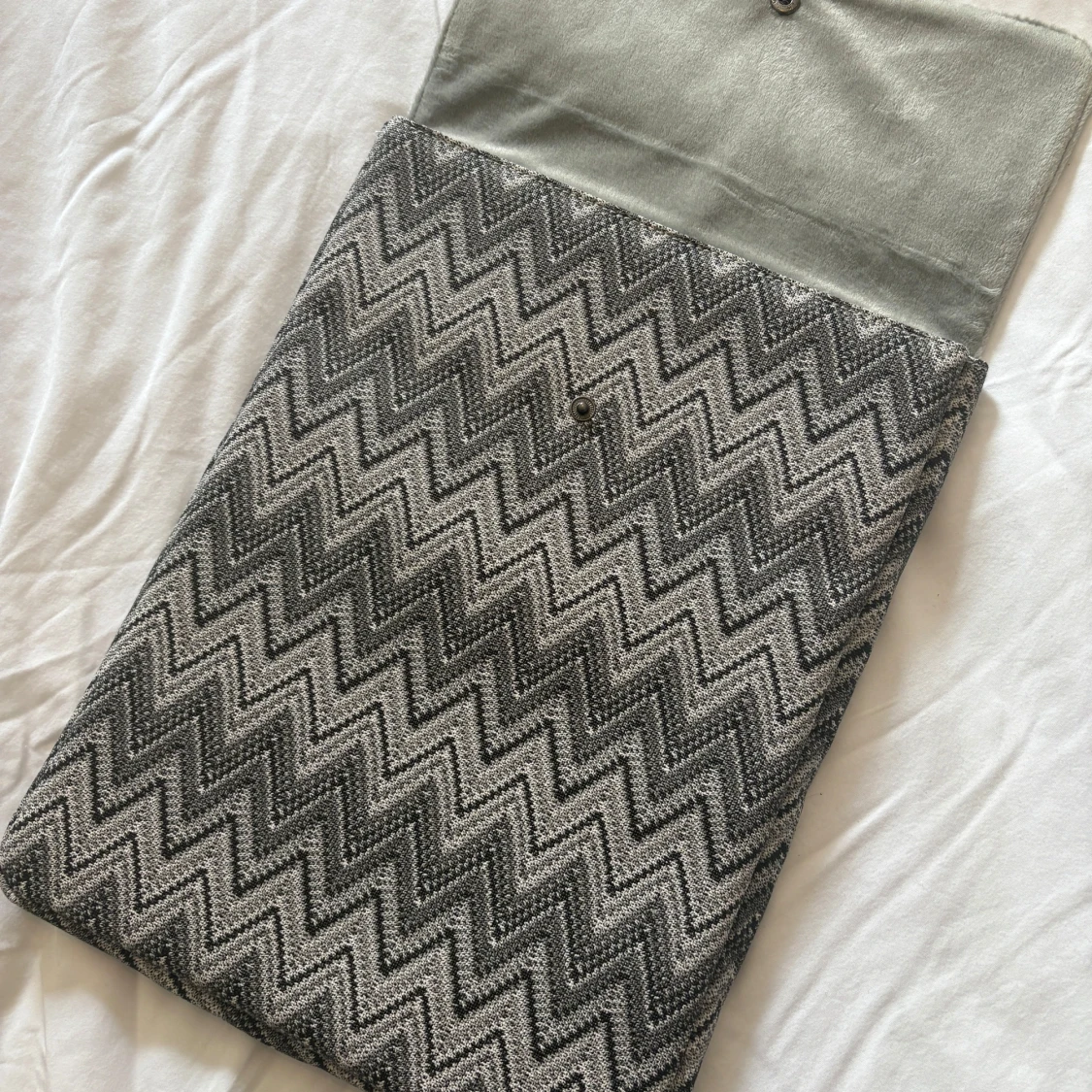 Zigzag-mönstrad datorfodral i grått - 2