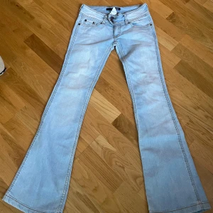 vintage ljusblåa jeans - supersnygga lågmidjade bootcut vintage jeans u färgen ljusblå från tally weijl. Midja 34 och innerben 80