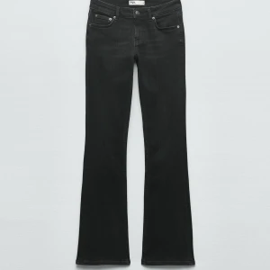 Svarta bootcut jeans från Zara - Snygga svarta jeans från Zara, har gjort hål i midjan för o få in ett skosnöre men inget som syns utanpå! Midja-40 mät rakt över. Innerbenslängd- 80 cm 