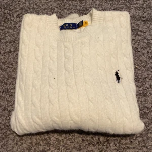 Ralph Lauren knitter - En vit Ralph lauren knitter helt ny. Den är perfekt för vintern och passar till nästan alla dina outfits. Skriv om ni undrar något och glöm inte att kolla in shoppen för mer snygga kläder!