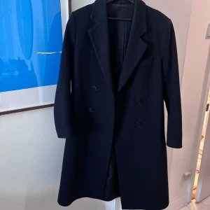 Fillipa K kappa  - Säljer en marinblå lång kappa från Filippa K i storlek medium. Perfekt nu till hösten😍Nypris: 5 900kr