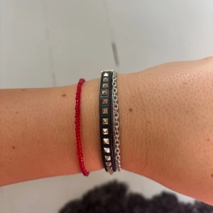 Valentino armband  - Super coolt tunt Valentino armband❣️