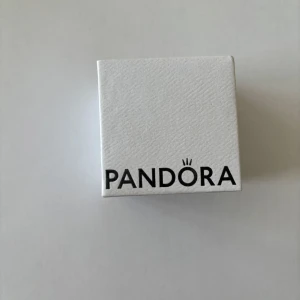 Pandora örhängen med rosa hjärtan - Supersöta örhängen från Pandora i silverfärg med glittriga rosa hjärtan som hänger i små hoops. Hjärtana är omgivna av små vita stenar som ger extra bling. Kommer i original ask, perfekt present till någon du gillar eller dig själv!