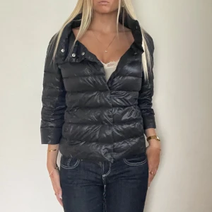 Svart Herno liknande jacka  - FÖLJ FÖR LIKNANDE PLAGG🩷 Super snygg höst/vinterjacka som är mycket lik Herno jackorna. Perfekt skick och fina detaljer. Storlek M men passar en S! Tryck köp nu! TK-0024