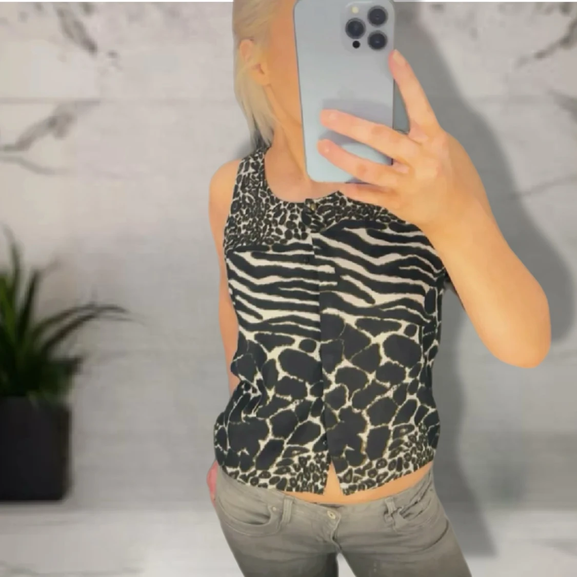 Svart och vit ärmlös blus med djurmönster
