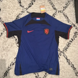 Nederländerna fotbollströja  - Storlek S, men mer åt M håller. Säljer gärna denna tröja snabbt 