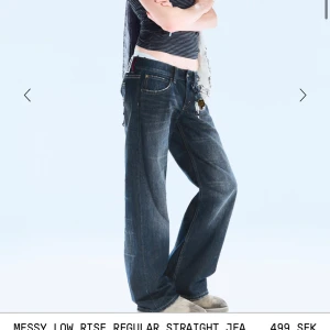 !SÖKER! Messy low rise regular straight jeans - Messy jeans har en normal passform med en låg midja, raka ben och lång längd. Dessa jeans är tillverkade av kraftig denim utökade med återvunnen bomull, med en klassisk 5-ficksdesign och ett blixtlås.