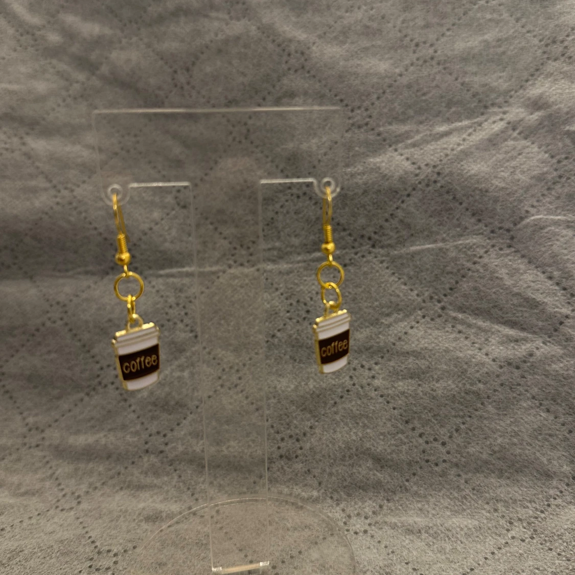 Örhängen med kaffemugg-hängen