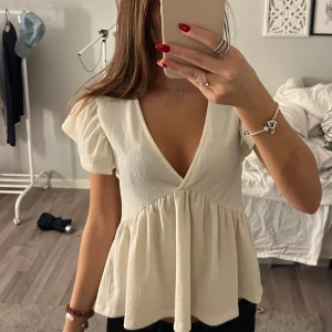 Vit v-ringad blus med volang - blus/topp från gina i strl xs, andvänd få antal gånger