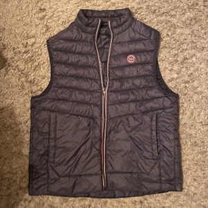 Jack & Jones Väst Mörkblå  - Jack & Jones Väst Mörkblå | Passar till storlekarna M och L, Står M. Har använt den i snart 1 år men den är fortfarande i väldigt bra skick utan några skador alls.