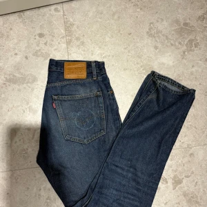 Levi’s jeans - Säljer mina gamla Levi’s jeans då jag har växt ur dem. Riktigt schyssta slitningar och populär modell.  Storlek W30 L34. Modell 551. Loose fit. Pris går att diskuteras. Hör av er vid frågor.