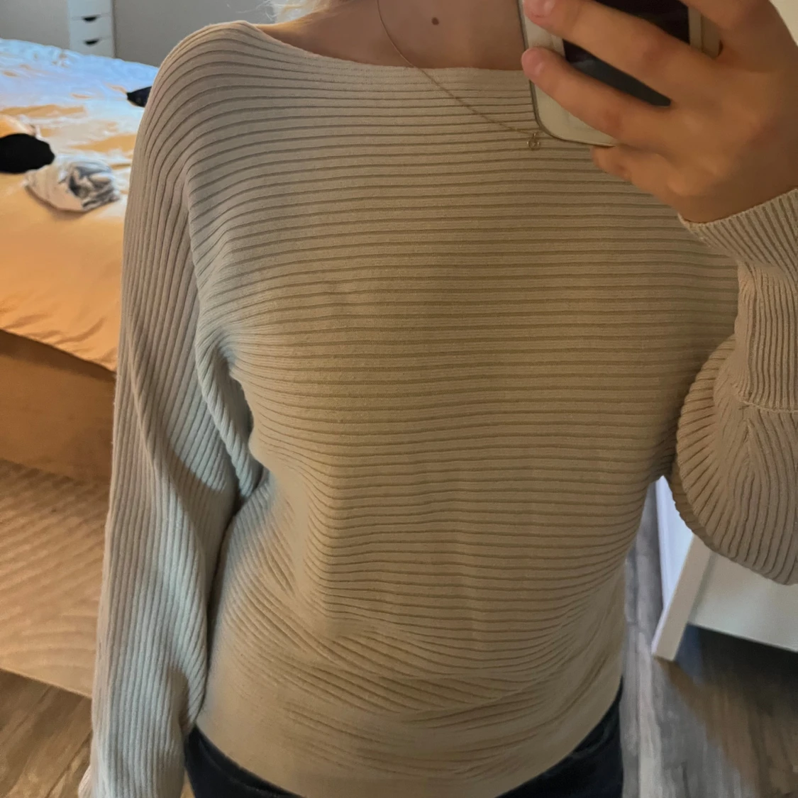 Beige ribbad stickad tröja - 1